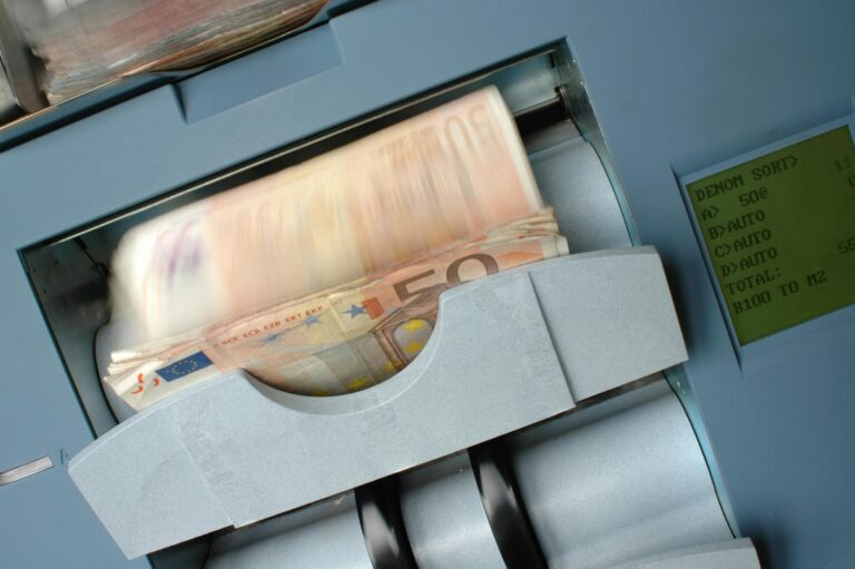 Herhudt Geldbearbeitungssysteme im Einsatz – Moderne Maschine zählt Banknoten präzise für Unternehmen